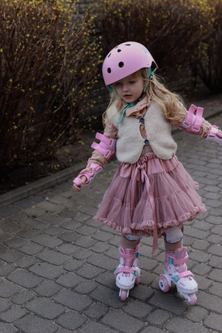 At what age should a child start learning to roller skate?