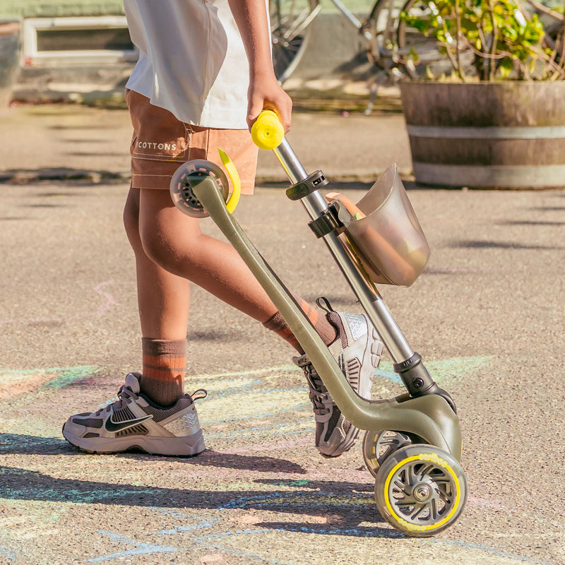Fold & Roll System – fast to fold and easy to roll behind you in trolley mode.