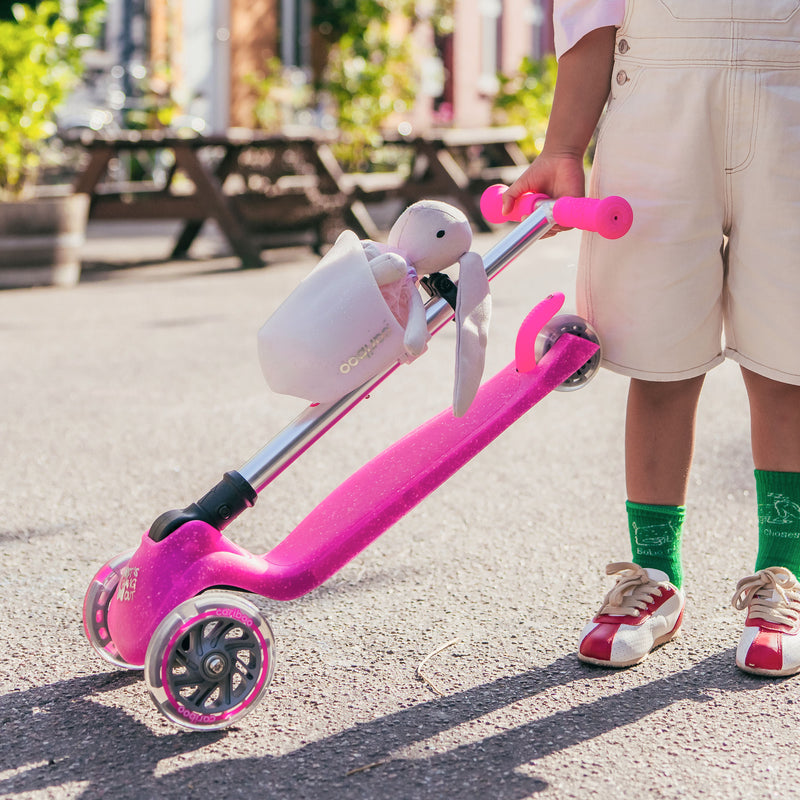 Fold & Roll System – fast to fold and easy to roll behind you in trolley mode.
